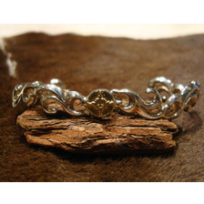 FIRST ARROWS BR-032 K18付 浮きカラ草 透かし彫りバングル画像