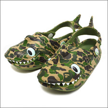 A BATHING APE BAPE KIDS &times; POLLIWALKS ABC SHARK EVA サンダル GREEN CAMO画像