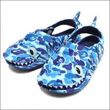 A BATHING APE BAPE KIDS &times; POLLIWALKS ABC SHARK EVA サンダル BLUE CAMO画像