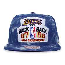 Mitchell & Ness LOS ANGELES LAKERS COMMEMORATIVE NBA FINALS PATCH CHAMPS 1987-88 BACK TO BACK ACID WASH SNAPBACK DENIM LVMNLAL156画像