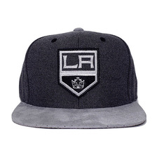Mitchell & Ness LOS ANGELES KINGS CATION PERFORATED SUEDE SNAPBACK DARK GREY CNFMNLAK077画像