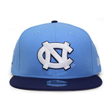 NEW ERA NORTH CAROLINA TAR HEELS SNAPBACK SKY BLUE NRNE70286852画像