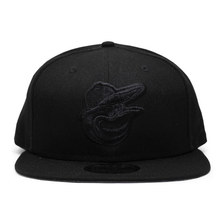 NEW ERA BALTIMORE ORIOLES SNAPBACK BLACKOUT AP11591081画像