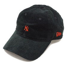 NEW ERA 9THIRTY クロスストラップ コーデュロイ ニューヨーク・ヤンキース ブラック &times; ラディアントレッド 11781537画像