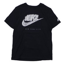 NIKE NYC CITY BLOCK LOGO TEE BLACK画像