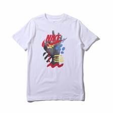 NIKE B NSW TEE 3 FINGERS FUTURA WHITE/UNIVERSITY RED CI9606-100画像