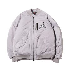 NIKE M J WINGS MA-1 JACKET ATMOSPHERE GREY AV2598-059画像