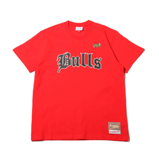 Mitchell & Ness Old English T-Shirts CHI.Bulls RED SSTEEF18024-CBU画像