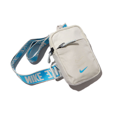 NIKE NK SPRTSWR ESSENTIALS S HIP P LIGHT BONE/LIGHT BONE/LASER BLUE BA5904-072画像