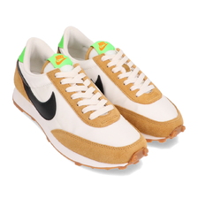 NIKE W DAYBREAK WHEAT/BLACK-PHANTOM-SCREAM GREEN CK2351-700画像