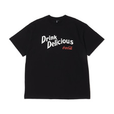 ATMOS LAB COCA-COLA BY ATMOS LAB DRINK DELICIOUS TEE BLACK AT20-049-BLK画像