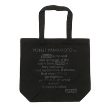 S'YTE 「BLACK IS MODEST」MESSAGE TOTE BLACKxBLACK画像