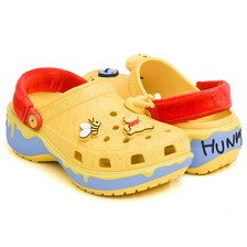 crocs WOMEN'S WINNIE THE POOH CLASSIC PLATFORM CLOG 211092-90H画像