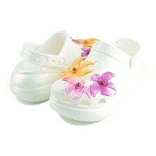 crocs CRUSH PEARLIZED FLORALS CLOG 211629-100画像