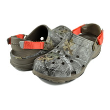crocs CLASSIC ALL TERRAIN REALTREE EDGE CLOG WALNUT 206504-267画像