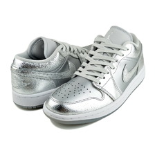 NIKE WMNS AIR JORDAN 1 LOW SE metallic silver/photon dust FN5030-001画像