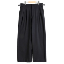 marka TWO TUCK MILITARY TROUSERS -RECYCLED POLYESTER NONMULESED WOOL GABARDINE- M25C07PT01C画像