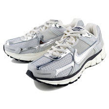 NIKE WMNS ZOOM VOMERO 5 photon dust/chrome-gridiron FD0884-025画像
