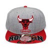 Mitchell & Ness BULLS DENNIS RODMAN スナップバックキャップ GREYxRED FFMN2846895画像